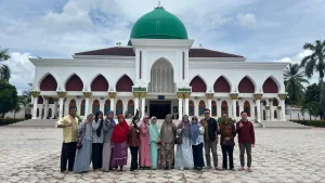 Di Pesantren Al-Amien Sumenep. Bersama keluarga besar. Ibu, di tengah (busana hijau_82 tahun) 29-1-25