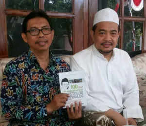 Kenangan di 2017_di Pesantren Al-Amien. Penulis (kiri) bersama Dr. KH Ahmad Fauzi Tidjani