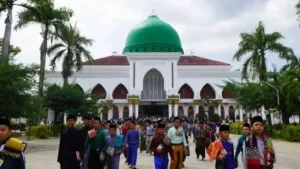 Santri di halaman Masjid Jami' Al-Amien (https://suaraislam.id/)