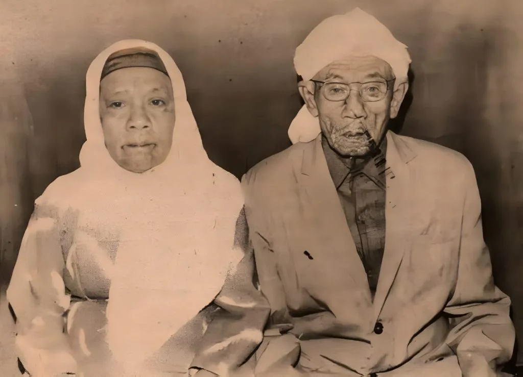 Aki Sidik bersama Istri (Nyi Engat)